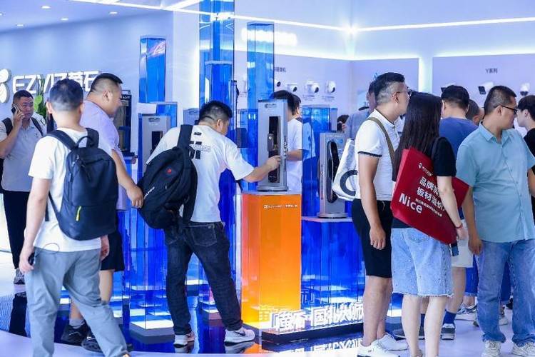 萤石ai 黑科技闪耀2025广州建博会,智能家居未来图景触手可及